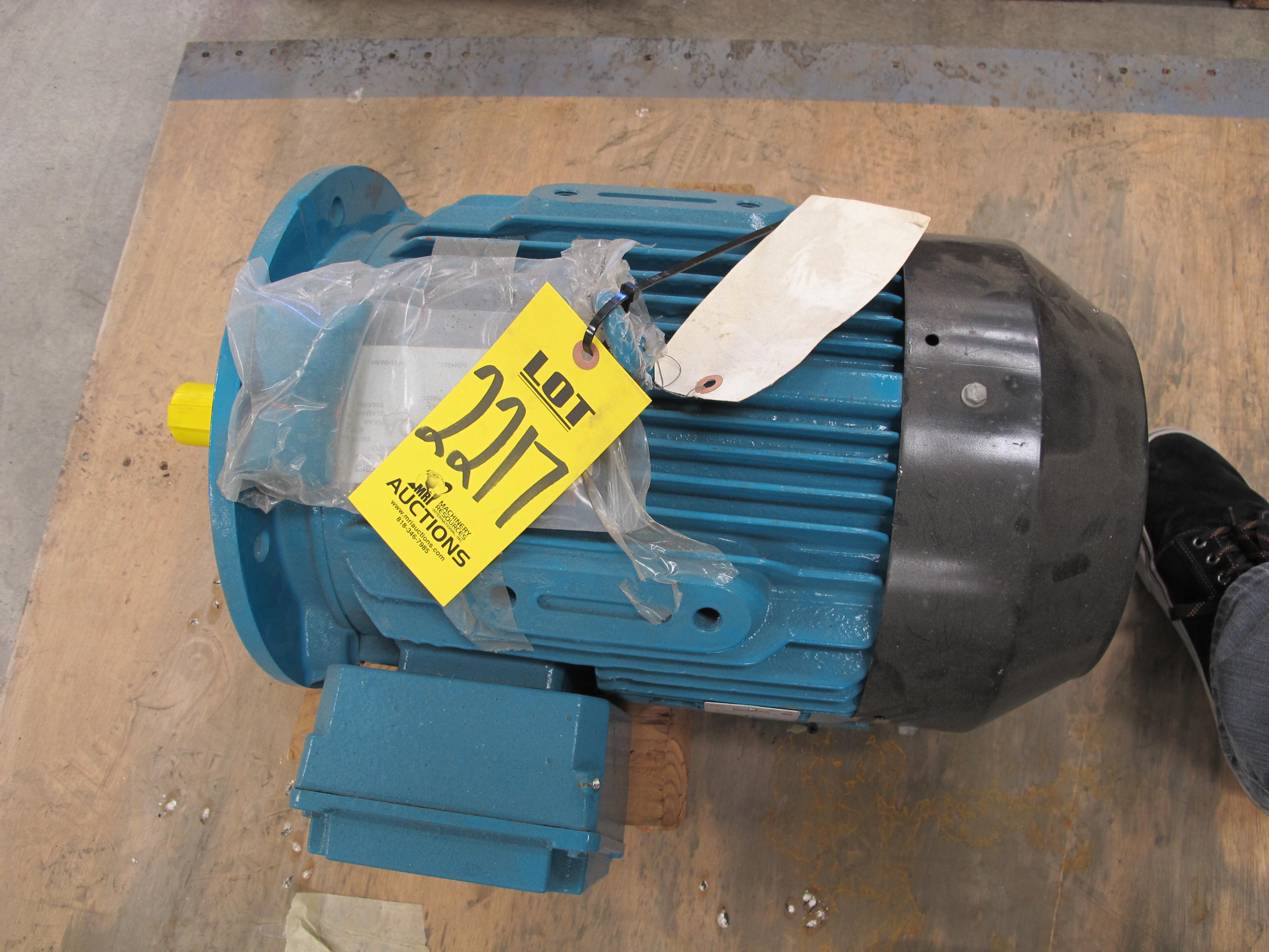 MOTOR, ELECTRIC TYPE, 15 HORSEPOWER, 460 VOLT ELEC RATING, 1175 RPM, W- DF160LV-H (CAST IRON) FRAME, 19.4 FL AMPS, TEFC ENCLOSURE, 1.15 SERVICE FACTOR. CLASS F INSULATION. TWO 80W, 240V HEATERS IN PARALLEL. 80 C HEAT-RISE OVER 40 C AMBIENT. D FLANGE MOUNTING. NEMA DESIGN B, NEMA CODE J. EQUIPPED WITH METAL FAN BROOK CROMPTON COMPUTER DESIGN NUMBER 2829312WC-04, PART # 160W000361T (W-44) LOADING & HANDLING FEE $15-